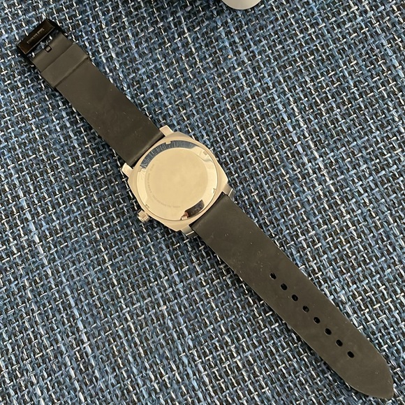 Fossil watch black silicon band men’s or women’s with tin box - Picture 5 of 10